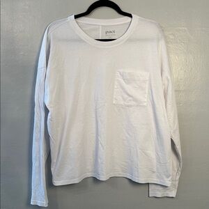 Pact women’s long sleeve front pocket Tee. White size extra large.